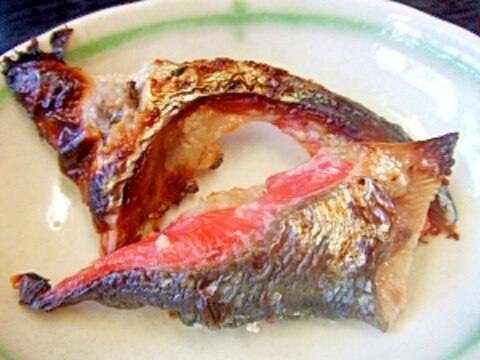 焼鮭♪紅鮭（甘塩）のアラを塩麹に漬けて焼く